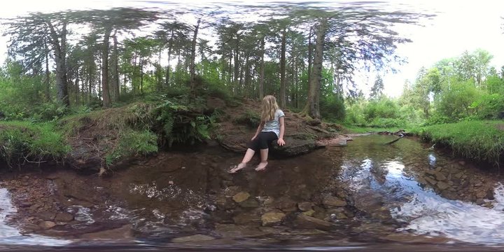 M&auml;dchen an einer Quelle mit Bach im Wald, Waldbaden, VR, VR360, 360 VR, 360 Grad Video, Kugelpanorama