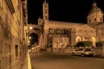 Fototapeta na wymiar Kathedrale Maria Santissima Assunata in Palermo bei Nacht, Sizilien Italien,