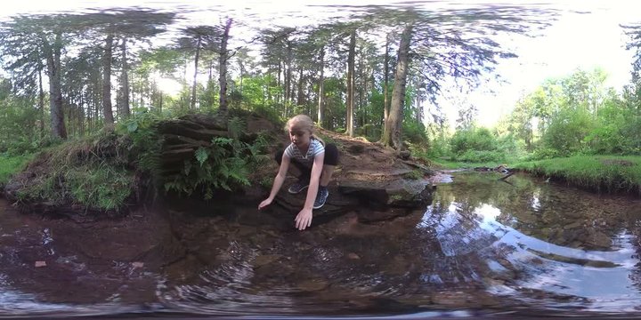 M&auml;dchen an einer Quelle mit Bach im Wald, Waldbaden, VR, VR360, 360 VR, 360 Grad Video, Kugelpanorama