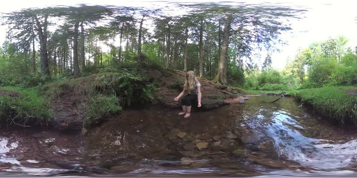 M&auml;dchen an einer Quelle mit Bach im Wald, Waldbaden, VR, VR360, 360 VR, 360 Grad Video, Kugelpanorama