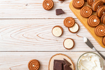 chocolate cookies with cream