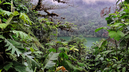 Forêt tropicale et lac  volcaniquedu Costa Rica