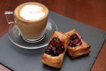 cappuccino e sfoglie ai frutti di bosco, cappuccino and puff pastries with berries
