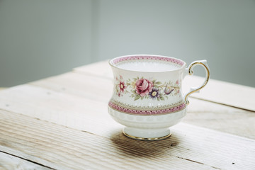 Tasse à thé ancienne en porcelaine au motif floral