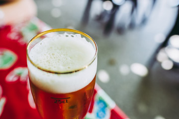 Verre de biere blonde fraiche