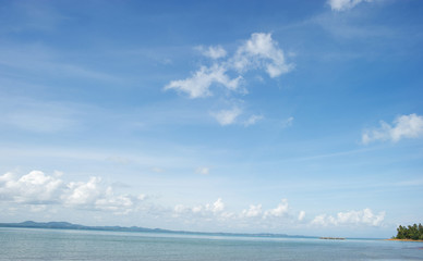 Fototapeta na wymiar The sea and the blue sky, clean white sky, beautiful in nature