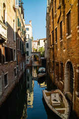 Obraz na płótnie Canvas Venezada Italia uma cidade unica com seus canais que são usados como ruas e avenidas com um frenetico vai e vem de embarcações. Uma das cidades mais bonitas da Italia