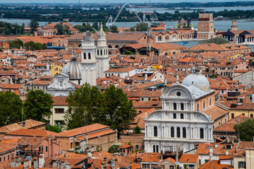 Fototapeta na wymiar Vista da torre da Praça de São Marcos da cidade de Veneza, Italia. Vista parcial da cidade