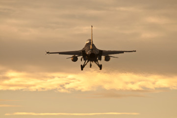 Fototapeta na wymiar F-16 aterrizando al atardecer
