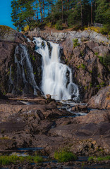 Duży wodospad Haugfossen na rzece Simoa, Amot, Norwegia