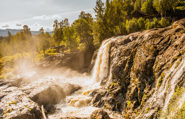 Duży wodospad Haugfossen na rzece Simoa, Amot, Norwegia