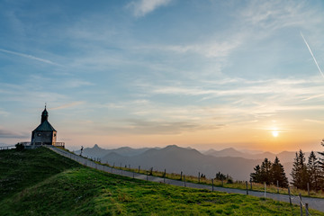 Wallberg Kirche im Sonnenuntergang