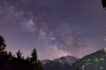 Bezeubernder Nachthimmel in den Alpen