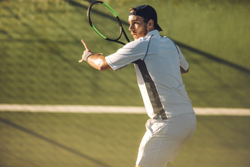Tennis player returning the serve with a forehand © Jacob Lund