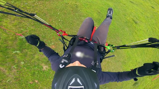 Paragliding flight carried out close to the ground