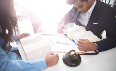 Anwälte bei der Arbeit in einer Kanzlei 