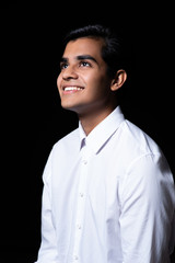 Hübscher junger Mann vor schwarzem Hintergrund 