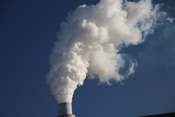 Obraz premium water vapour coming from the chimney of the coal power plant of Engie on the Maasvlakte harbour in Rotterdam