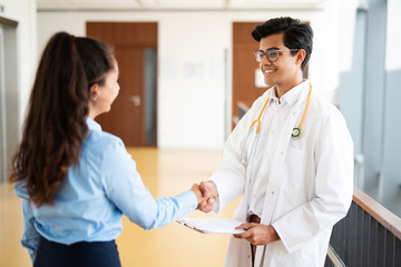 Arzt im Krankenhaus begrüßt eine Patientin