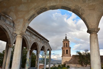 Vista de la torre de la Iglesia Mayor de Baza desde la Alcazaba, Granada, España - obrazy, fototapety, plakaty