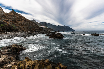 Obraz premium White clouds over the rocky coast