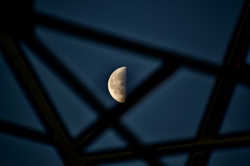 인간의 구조물 밖의 달