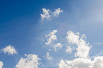Obraz premium Beautiful clouds with sunlight against the blue sky