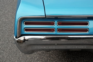 Elegante Rückleuchten eines Cabriolet der frühen Siebziger Jahre aus Amerika in Blau Metallic bei...