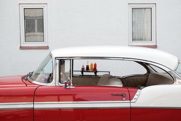 Amerikanisches Coupé der Fünfzigerjahre in der Zweifarbenlackierung Rot und Weiß im Sommer beim...