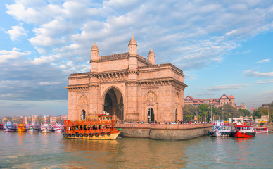 The Gateway of India and boats as seen from the Harbour - Mumbai, India - obrazy, fototapety, plakaty