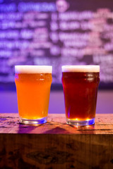 dos pintas de cerveza artesanal