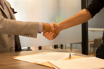 Hombres de negocios dándose la mano cerrando el trato firma de contrato