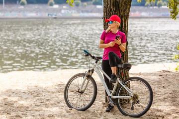 Obraz premium Use smart phone app for navigation while bike ride on the forest trail