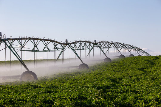 Center pivot crop irrigation system for farm management