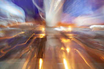 esplosione dal centro di raggi di luce colorati