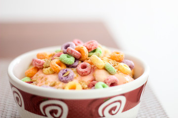 plato con yogutht y cereal colores 