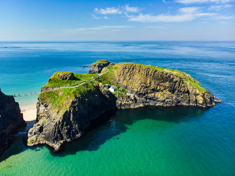Fototapeta Carrick-a-Rede Rope Bridge, famous rope bridge near Ballintoy in County Antrim, linking the mainland to the tiny island of Carrickarede.