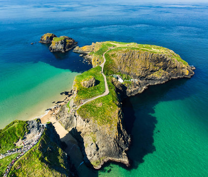 Fototapeta Carrick-a-Rede Rope Bridge, famous rope bridge near Ballintoy in County Antrim, linking the mainland to the tiny island of Carrickarede.