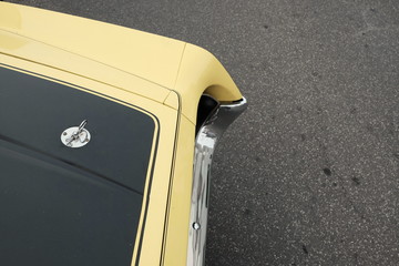 Motorhaube in Mattschwarz eines gelben Muscle Car und Sportwagen der Siebziger Jahre mit Hood Pin...