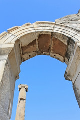 Fototapeta premium Column and arch in Ephesus, Turkey
