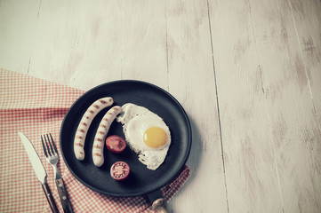 Fried eggs with sausage and vegetables