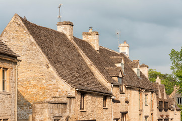 Fototapeta na wymiar Romantic stone cottages in the lovely Burford village, Cotswolds, Oxfordshire, England 