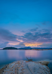 Fototapeta premium Amanecer en el embalse de Guatapé