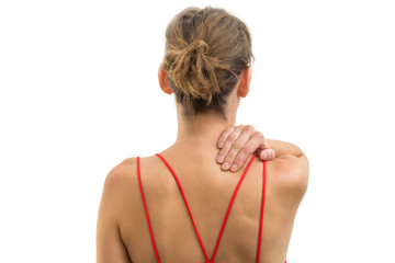 Frau mit verspannter Muskulatur im Schulterbereich