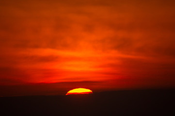 Fototapeta na wymiar 日の出の太陽が顔を出すDSC0747