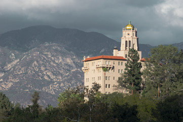 Fototapeta na wymiar Pasadena courthouse and mountains