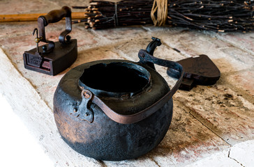Stary metalowy czajnik do gotowania wody na ogniu - obrazy, fototapety, plakaty