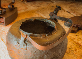 Stary metalowy czajnik do gotowania wody na ogniu - obrazy, fototapety, plakaty