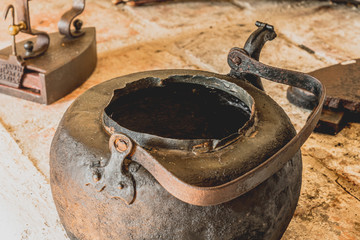 Stary metalowy czajnik do gotowania wody na ogniu © Dreamnordno