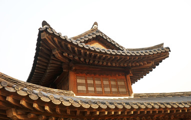 Obraz premium Part of the roof of an ancient Korean palace building. Deoksugung Palace, Seoul.